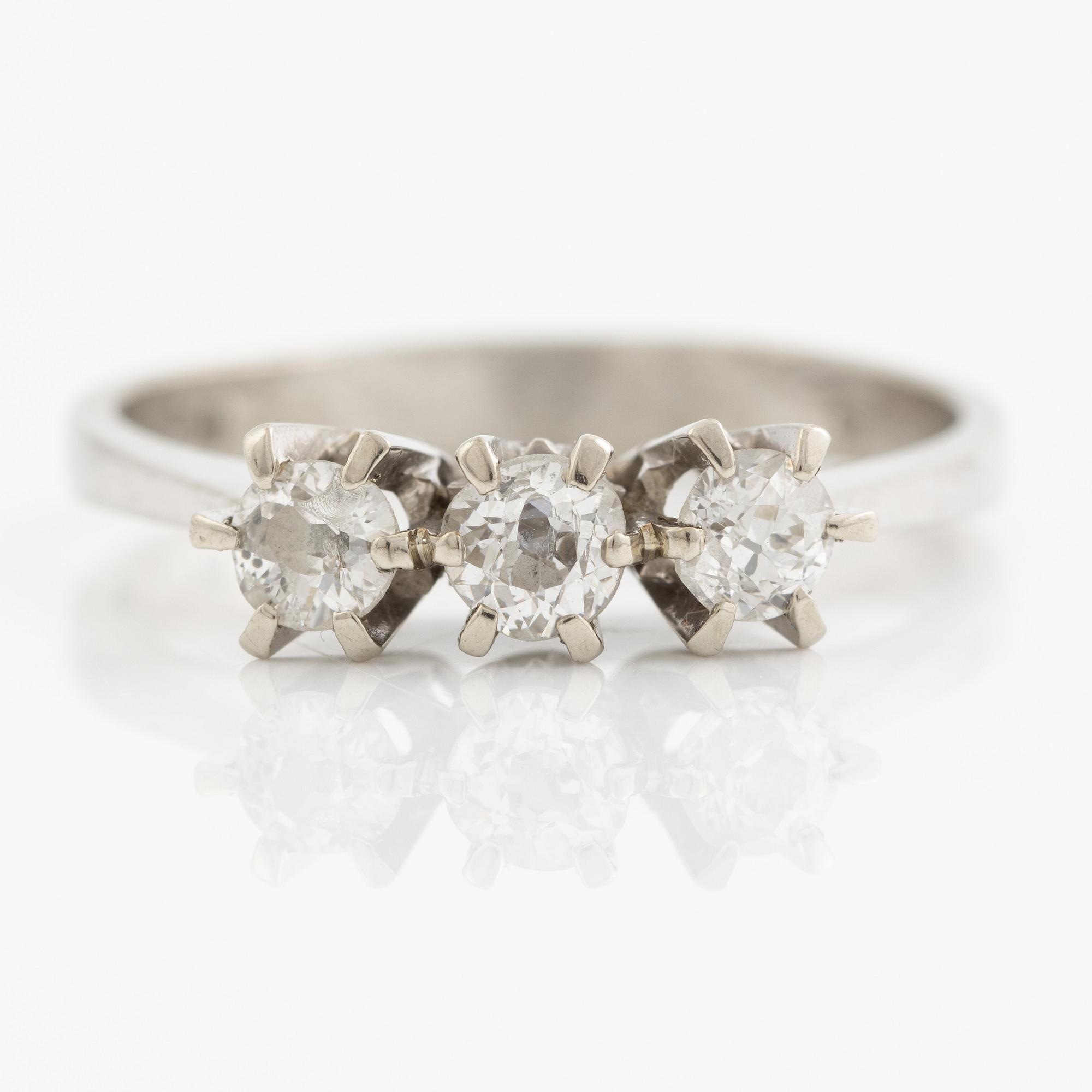 Ring, 18K vitguld med tre gammalslipade diamanter.
