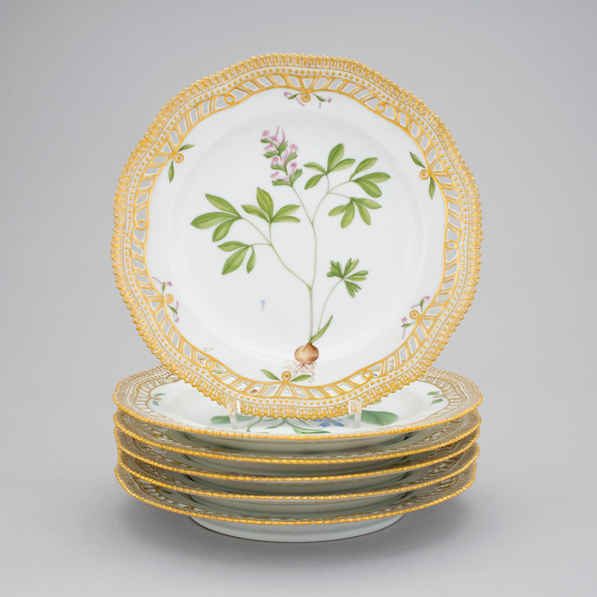 A set of 8 Royal Copenhagen 'Flora Danica' dessert dishes, Denmark, 20th Century.
