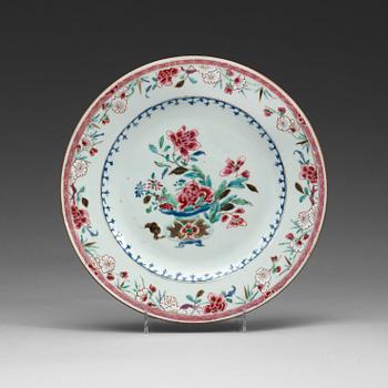 223. A set of 11 famille rose dinner plates, Qing dynasty, Qianlong (1736-95).