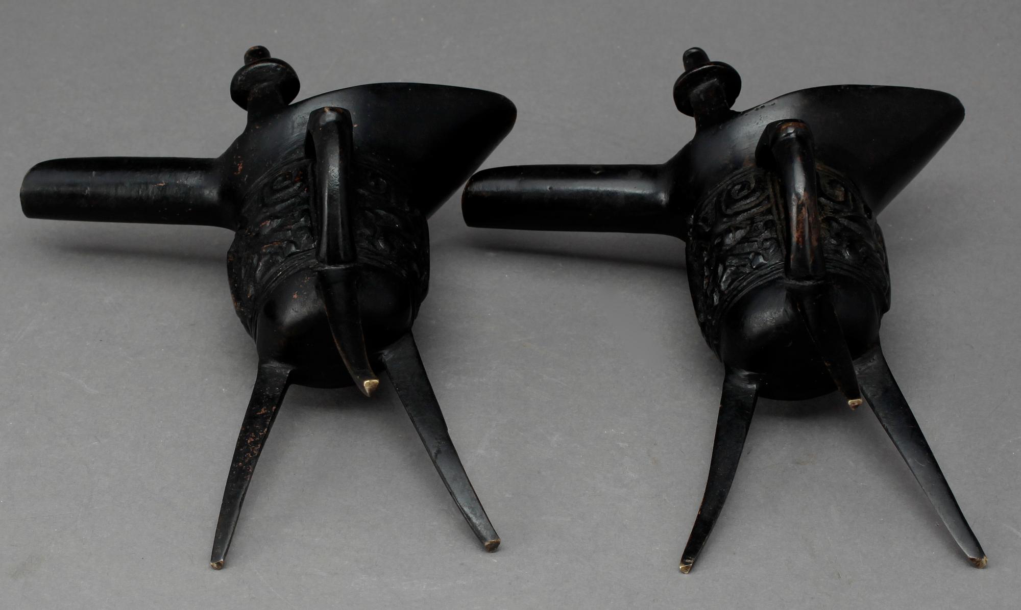 BÄGARE, ett par, brons, Kina 1800/1900-tal.