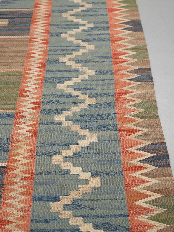 Märta Måås-Fjetterström, A carpet, "Blå taggen", flat weave, ca 304,5-306 x 202,5 cm, signed MMF.