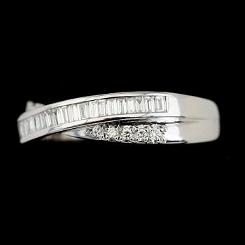 RING, 14K vitguld, baguett- och åttkantslipade diamanter.