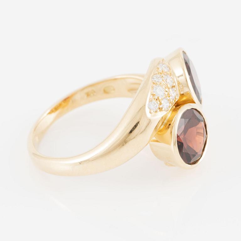 Ring, Gübelin, 18K gold with two garnets and brilliant-cut diamonds.