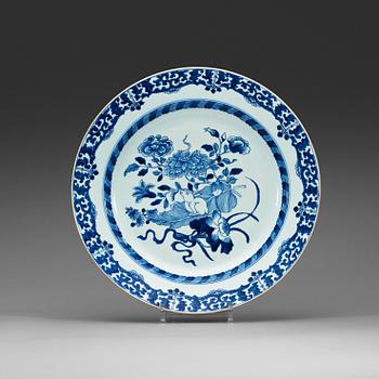 421. A large blue and white dish, Qing dynasty, 18th century.