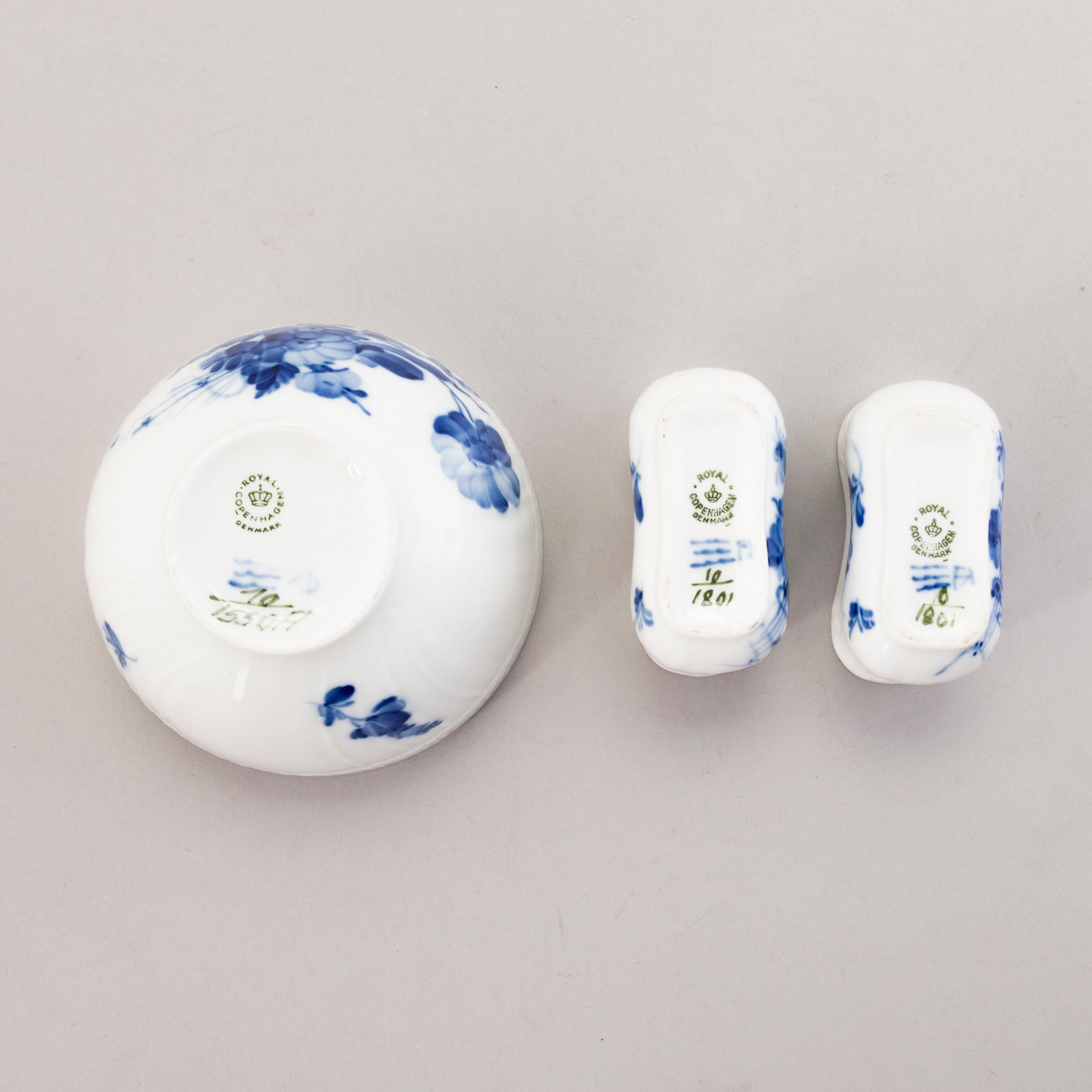 ROYAL COPENHAGEN, A 40-piece set of 'Blå Blomst" tablewear, second half of the 20th century.