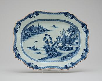 297. A blue and white plate. Qing dynasty, Qianlong 1736-95.
