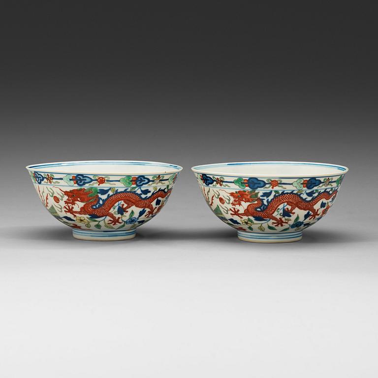 A pair of dragon and phoenix bowls, late Qing dynasty (1644-1912), with Kangxi six character mark.