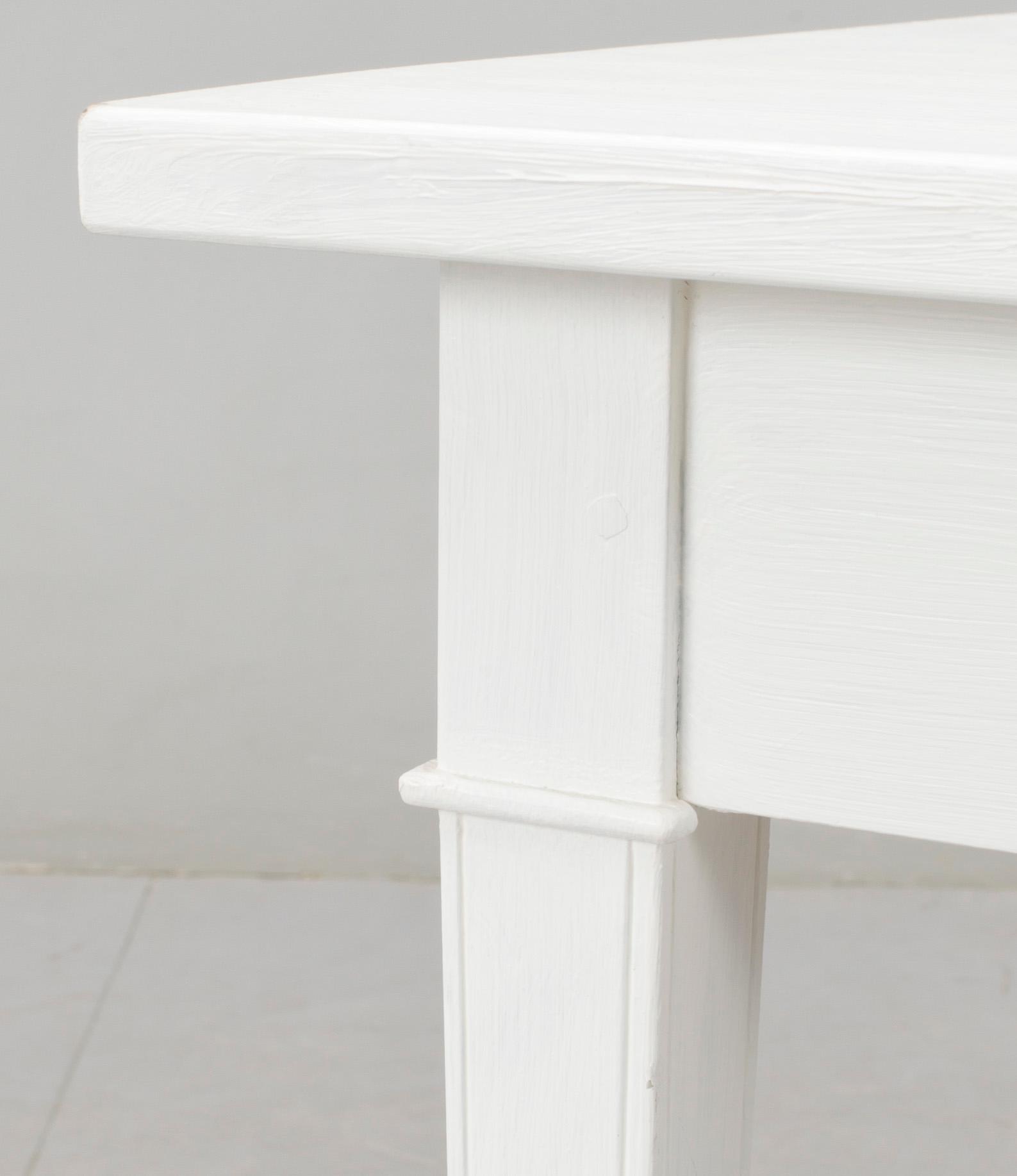 BORD, ett par, gustaviansk stil, modern tillverkning.