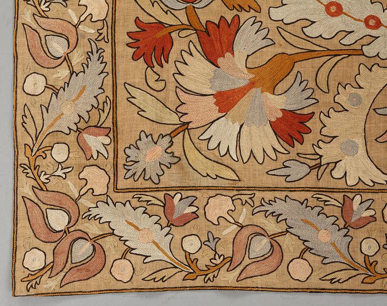Broderi, sannolikt antik Uzbekistan suzani, ca 226,5-230,5 x 180-182 cm.