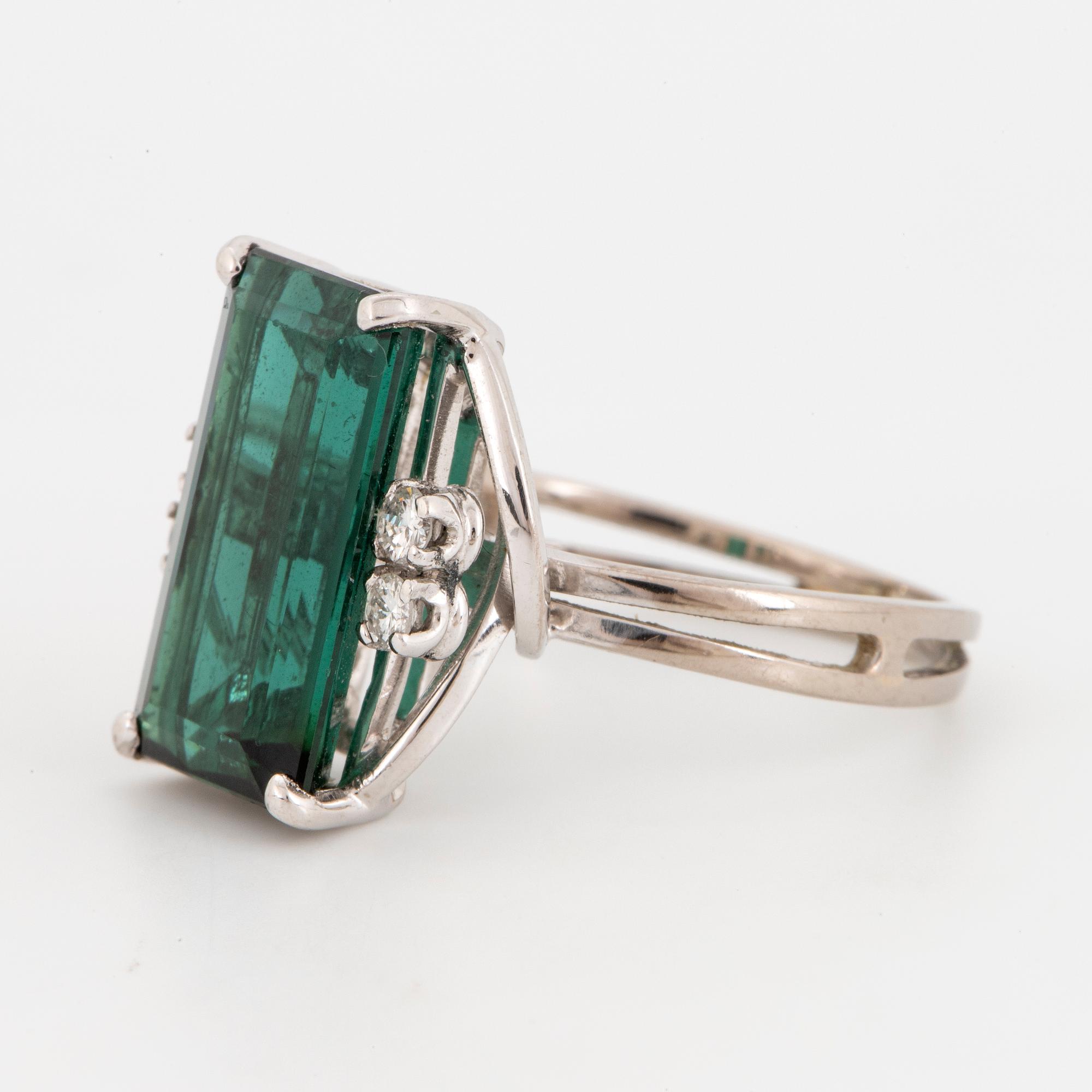 Green tourmalien and brilliant-cut diamond.