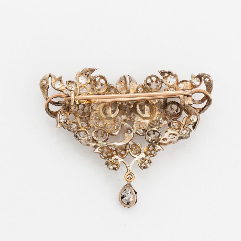 Brosch försilvrad med gammalslipade diamanter.