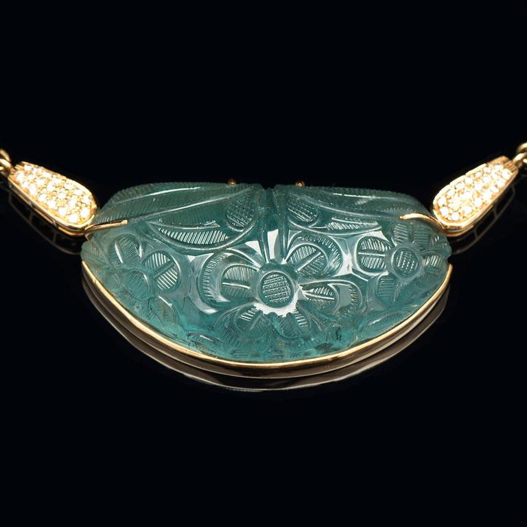 COLLIER, graverad akvamarin, briljantslipade diamanter, 18K guld.