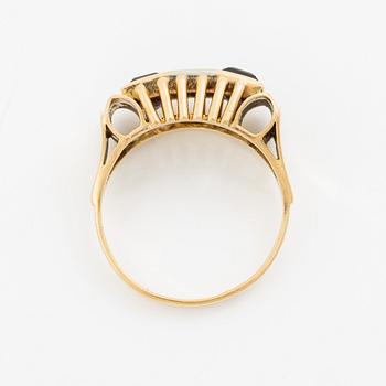 Ring in 18K gold set with an octagon-cut diamond and purple stones.