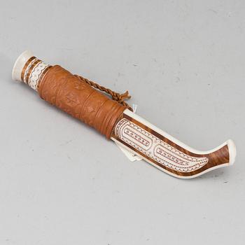 ANDERS SUNNA, a reindeer horn Sami knife, signed A Sunna.