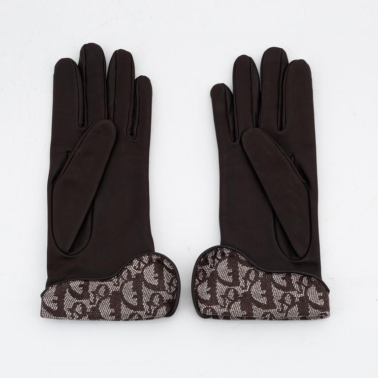Christian Dior, a pair of leather gloves, size 7.