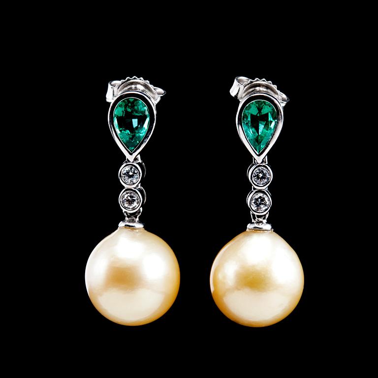 A PAIR OF EARRINGS, yellow South Sea pearls Ø 10 mm, drop cut Colombian emeralds 0.75 ct.