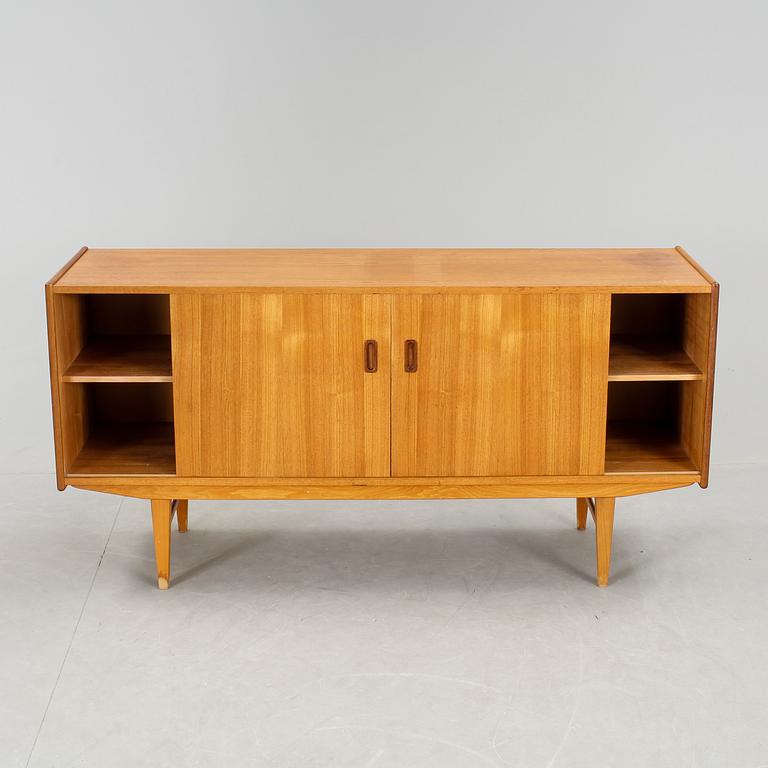 SIDEBOARD, omkring 1900-talets mitt.