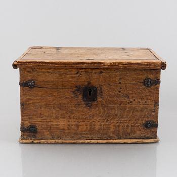 A box, 18th/19th century.