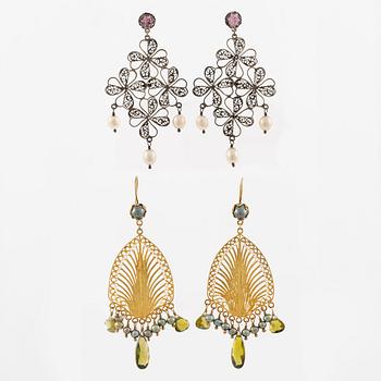 Yvone Christa, två par örhängen, silver, med genombruten dekor, med imitationsstenar.