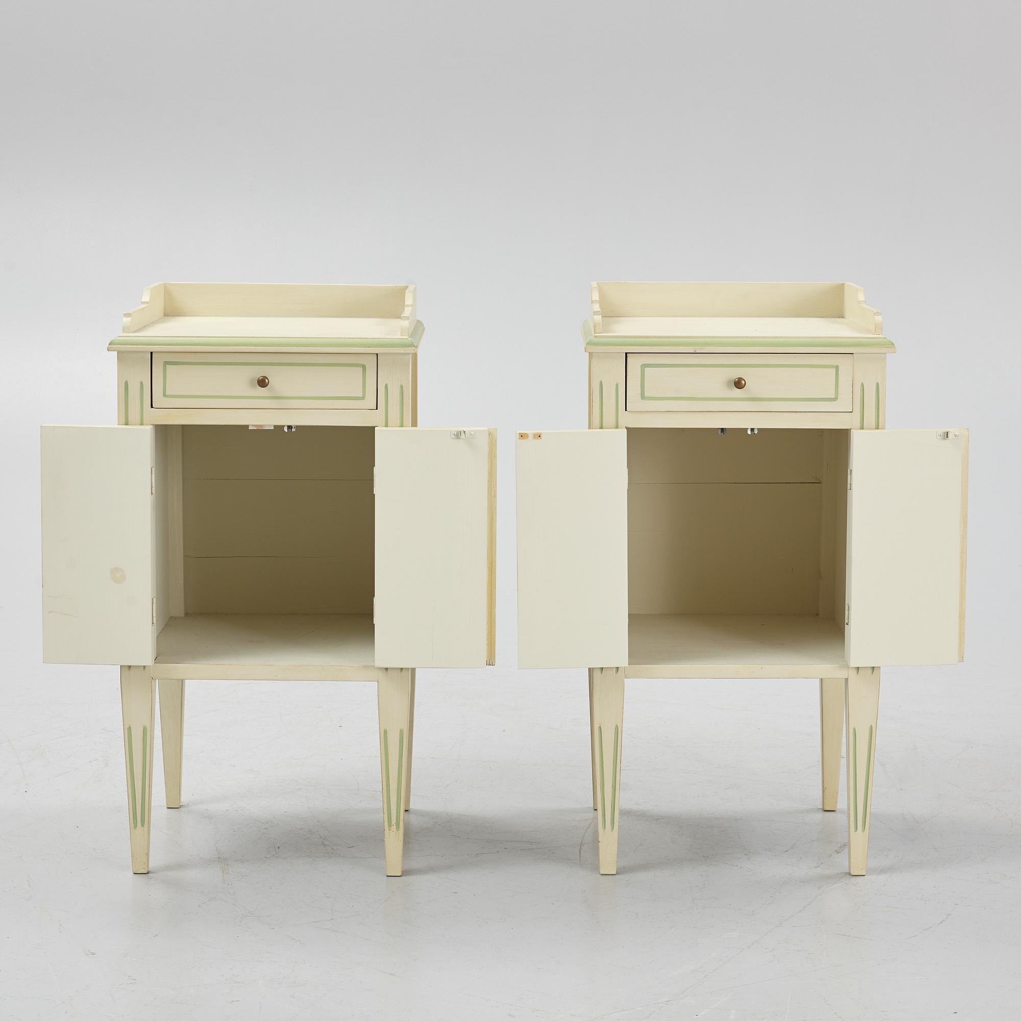 Sovrumsmöblemang, 4 delar, gustaviansk stil, sent 1900-tal.