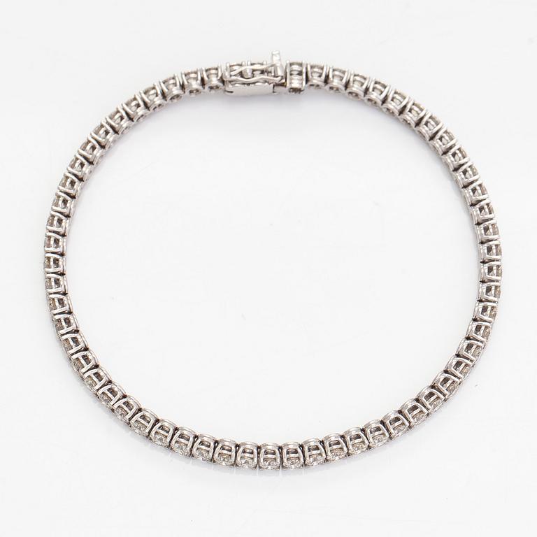 Tennisarmband, 18K vitguld, med briljantslipade diamanter.