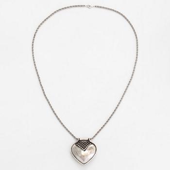 Saara Hopea, a heart-shaped pendant. Ossian Hopea, Porvoo.