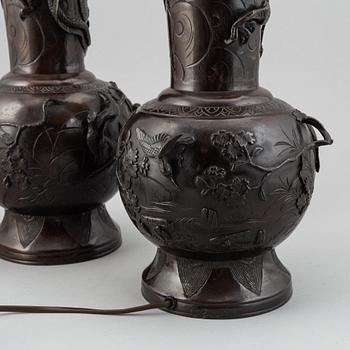 Urnor, omgjorda till Bordslampor, brons. Japan, 1900-tal.