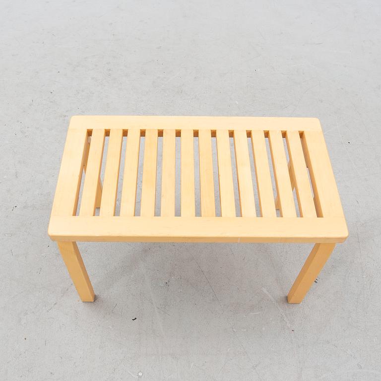 Alvar Aalto, bänk, modell 153B, Artek, Finland.