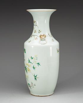 A famille rose vase, Qing dynasty, 19th Century.