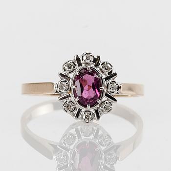RING, 14K guld, diamanter tot. 0,10 ct och granat, Morris Lindblom, Åbo 1986. Vikt 2,5 g.