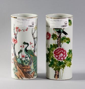 PENSELVASER, 2 st, porslin, Kina, 1900-tal.