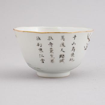 A Chinese porcelain bowl, Tongzhi (1862-1874).