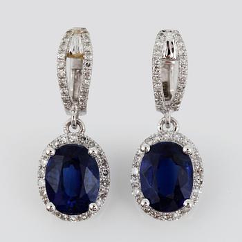 ÖRHÄNGEN, ett par, 14k vitguld med kyanit ca 2,88ct små diamanter tot 0,46ct. 2000-tal. Vikt ca 3,g.
