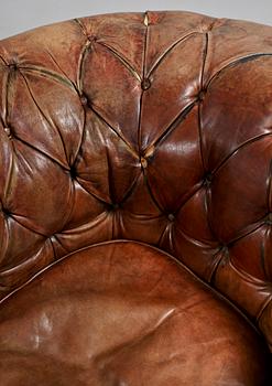 FÅTÖLJER, ett par, Chesterfield-modell, 1900-talets andra hälft.