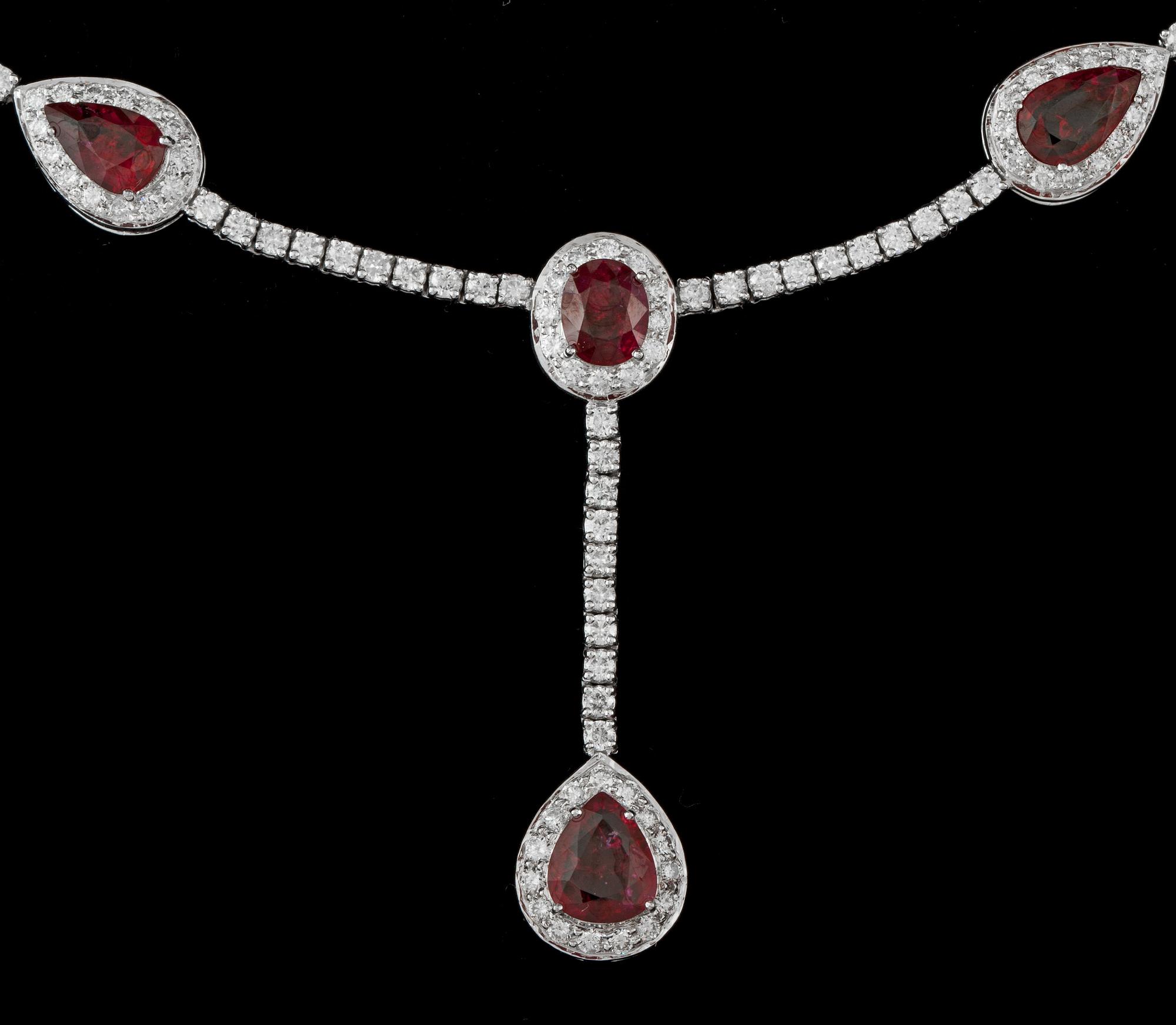 COLLIER, dropp- och oval slipade rubiner, tot. ca 15 ct, samt briljantslipade diamanter, tot. 6.50 ct.