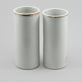 PENSELSTÄLL, 2 st, porslin, Kina, 1900-tal.