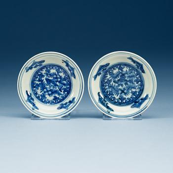 1795. A pair of blue and white dishes, Ming dynasty, 17th Century.