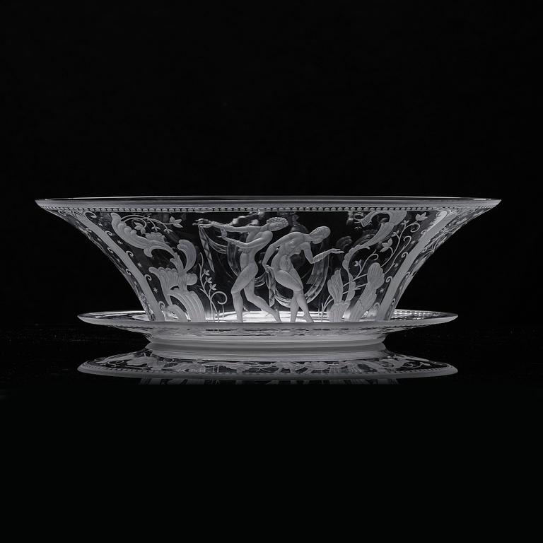 Simon Gate, an engraved Swedish Grace glass bowl on a plate, Orrefors, Sweden 1926, model 147.