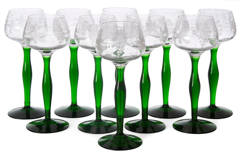 A SET OF TEN WHITE WINE GLASSES.