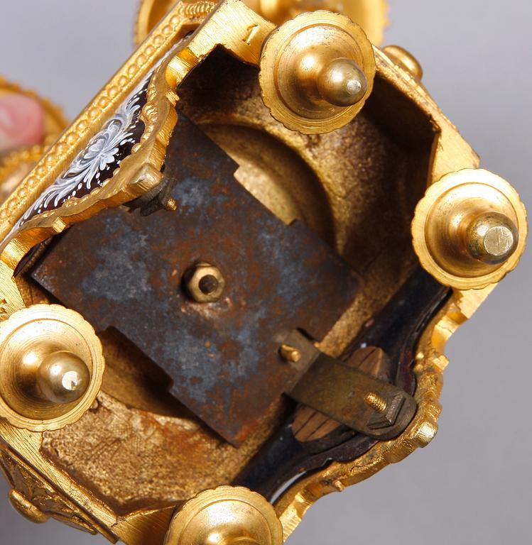 BORDSGARNITYR, 3 delar, mässing, Louis XVI-stil, märkt H.F. Paris, 1800-talets slut.