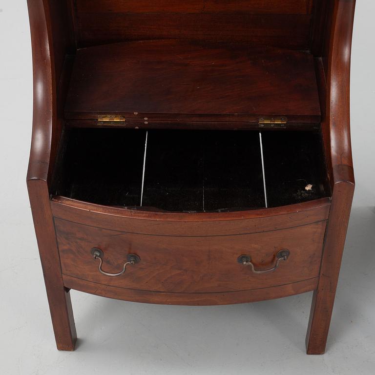 Pottskåp, 2 st, mahogny, snarlika, 1800-tal, England.