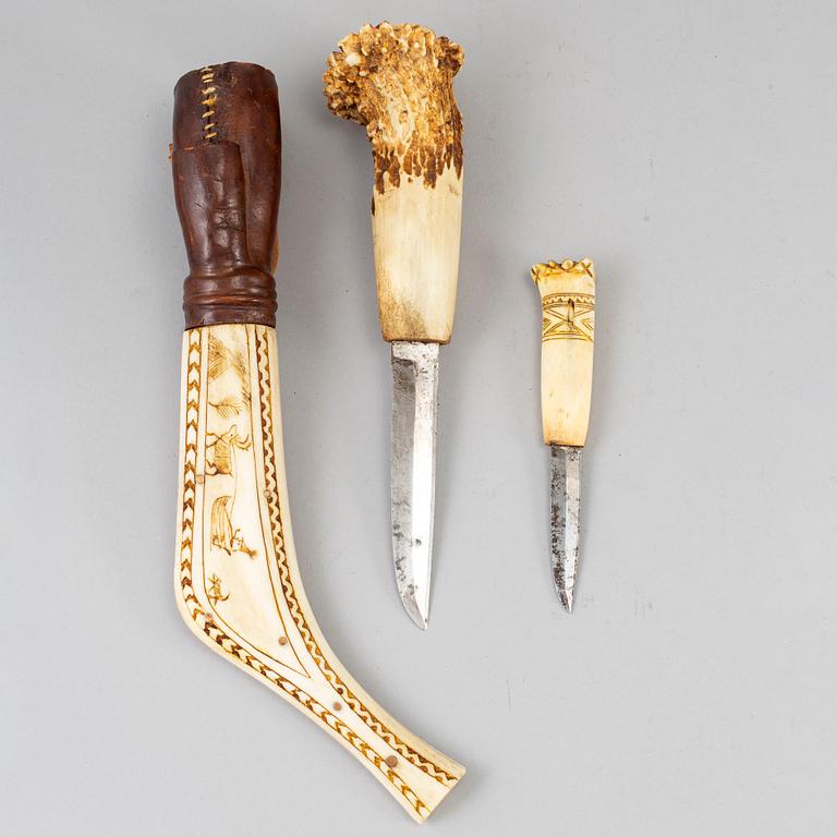 A double Sami reindeer horn knife, dated 1923.