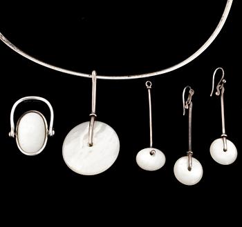 VIVIANNA TORUN BÜLOW-HÜBE Halsring med hänge, ring, ett par örhängen, sterlingsilver med pärlemor.