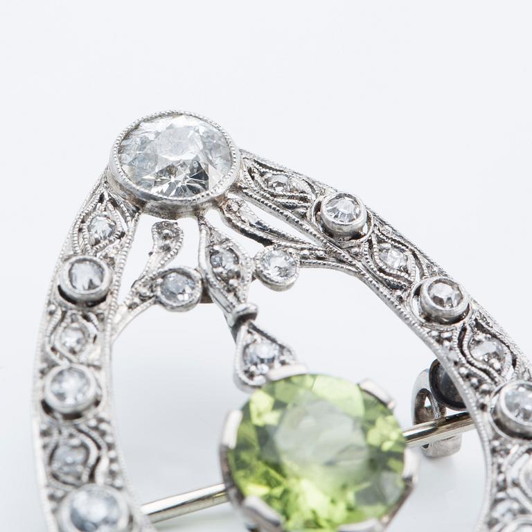 A ca 1.00 cts old-cut diamond brooch with peridot and rose-cut diamonds.