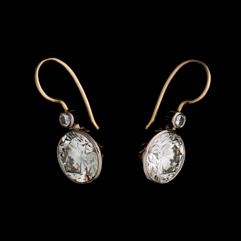 ÖRHÄNGEN, briljantslipade diamanter, 18K guld och vitguld. A. Tillander 1989.