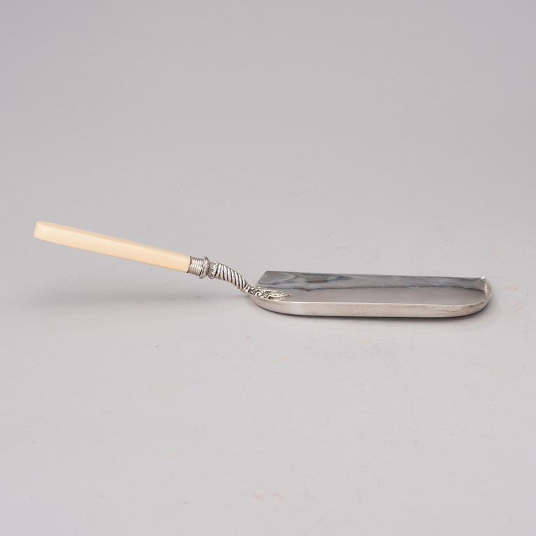 AN EDWARDIAN SILVER CRUMBER, marks of Mappin & Webb, Sheffield 1904.