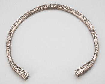 HALSRING, låghaltigt silver. Vikt ca 166 gram.