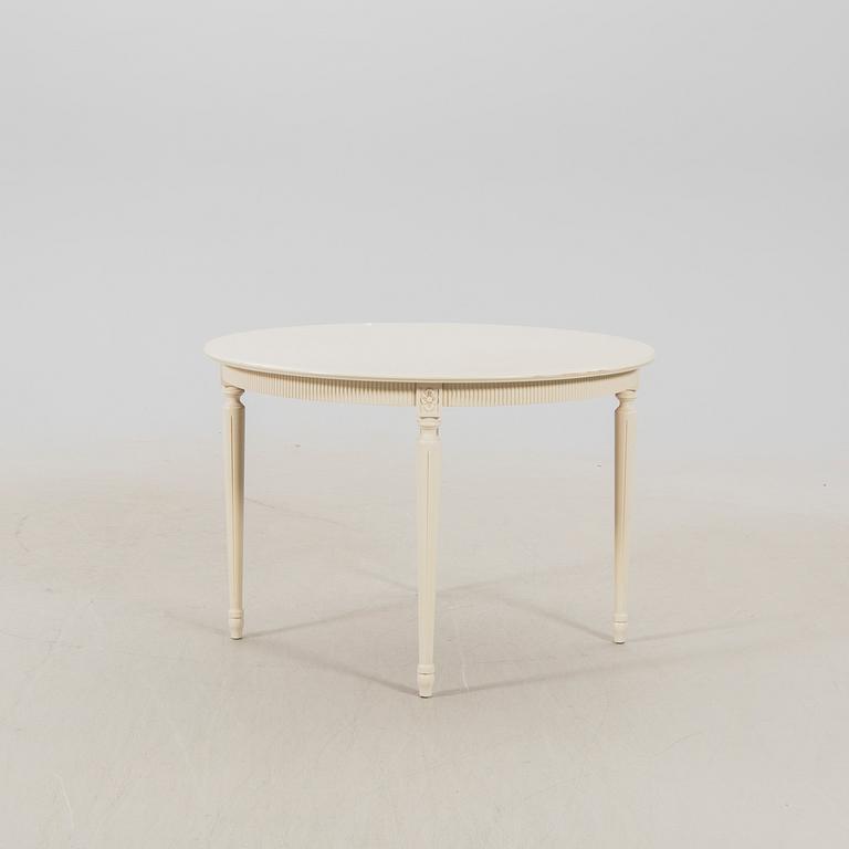 A late 20th century painted Gustavian style 5 pcs dining suit.