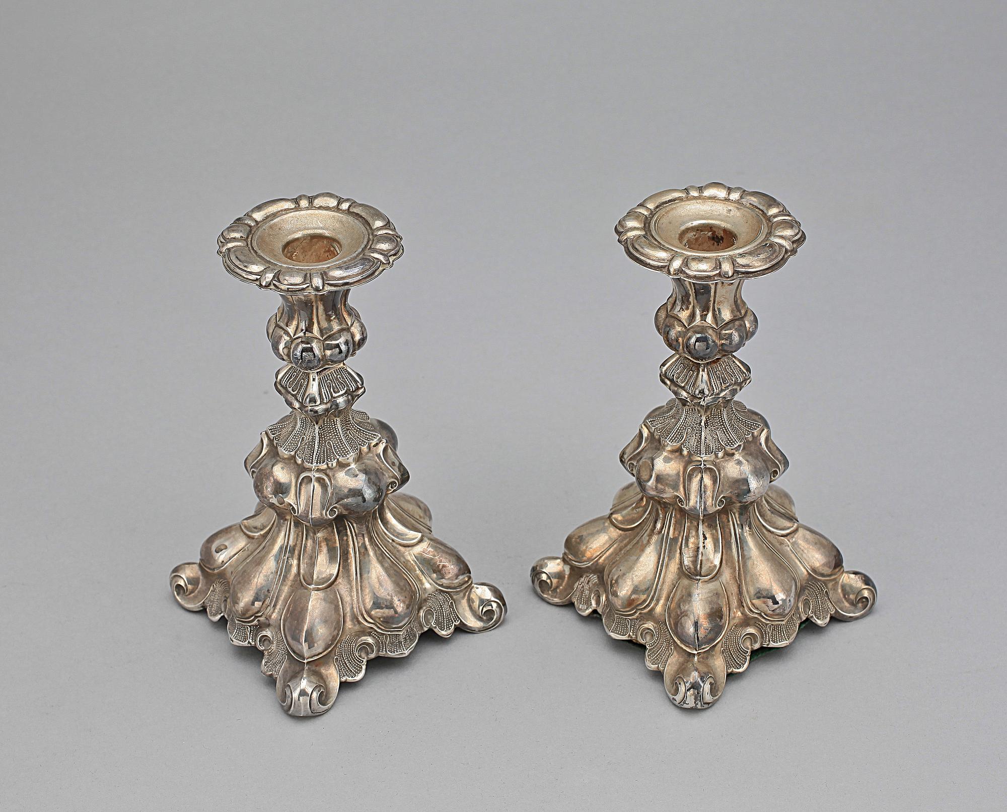 LJUSSTAKAR, ett par, silver, nyrokoko, 1800-talets slut. Importstämplar.