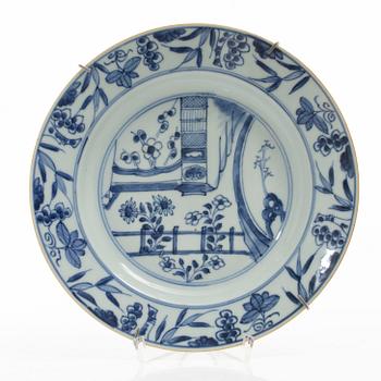 Tallrikar, tre stycken, porslin, Kina, Qingdynastin, Qianlong (1736-95).